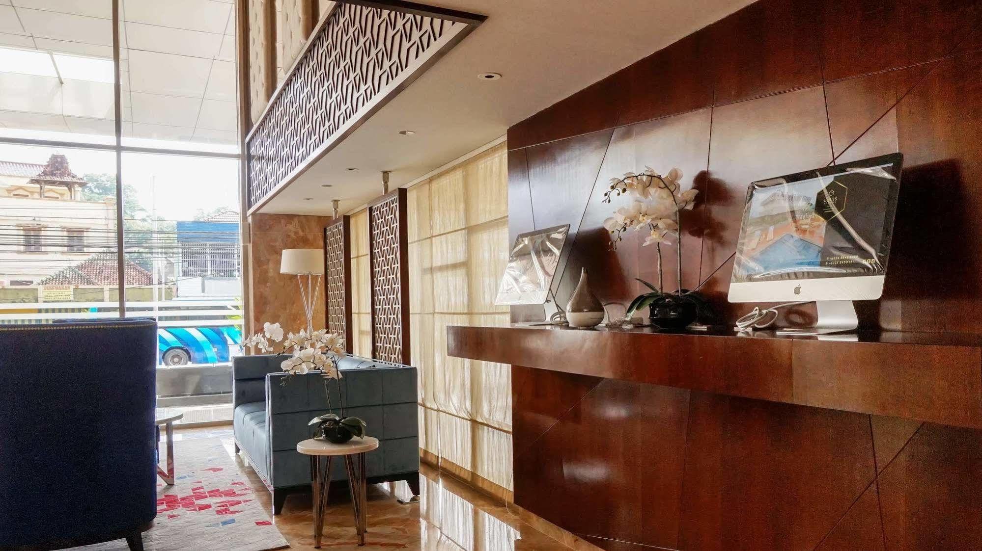 Louis Kienne Hotel Pandanaran Semarang Eksteriør billede